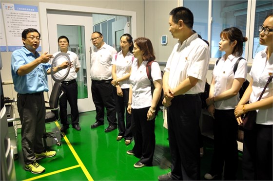 皖南電機(jī)許總向來(lái)賓介紹先進(jìn)的檢測(cè)設(shè)備