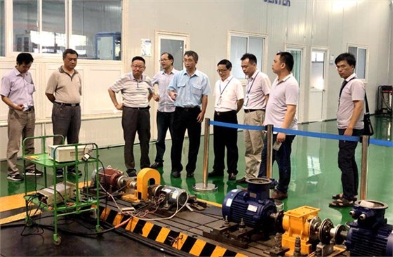 王學雷在皖南電機實驗室參觀調(diào)研 王學雷在皖南電機實驗室參觀調(diào)研