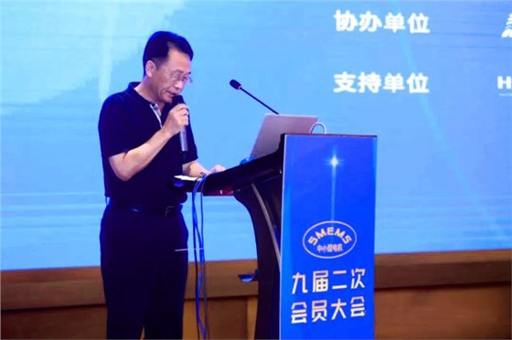 陳學(xué)鋒向大會宣讀“九屆二次會員大會會議紀(jì)要” 陳學(xué)鋒向大會宣讀“九屆二次會員大會會議紀(jì)要”