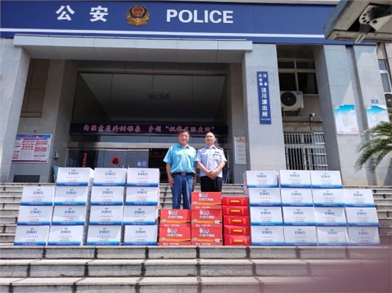 圖為公司安全環(huán)境保護(hù)處處長董萌蓓為子弟兵及公安民警送去慰問品，并致以節(jié)日的問候和祝福