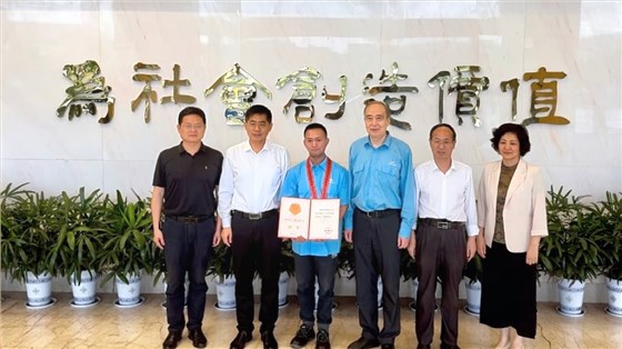 省、市總工會為皖南電機&ldquo;全國五一勞動獎?wù)?rdquo;獲得者授牌頒獎