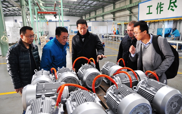 皖南電機:客人在參觀汽車電機 皖南電機:客人在參觀汽車電機