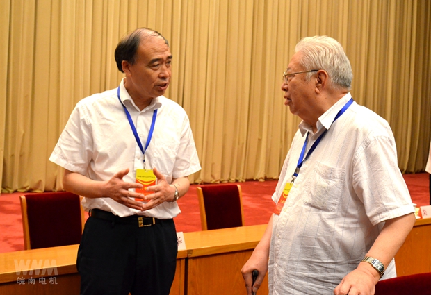 皖南電機(jī)管總與機(jī)械部副部長陸燕蓀在會上交流