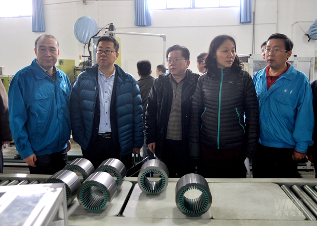 管兵陪同考核組參觀(guān)線(xiàn)圈車(chē)間自動(dòng)化流水線(xiàn)