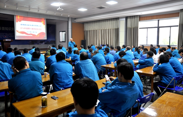 黨委副書(shū)記、工會(huì)主席胡夏生主持論壇