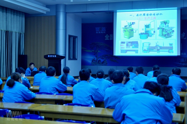 新學(xué)員在接受工藝知識(shí)培訓(xùn) 新學(xué)員在接受工藝知識(shí)培訓(xùn)