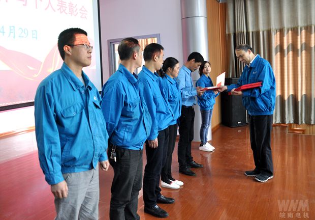 黨委書記、副董事長管兵為先進(jìn)集體頒獎(jiǎng)