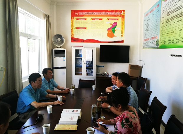 皖南電機(jī)董事長陳根喜、總經(jīng)理陳學(xué)鋒到觀陽村扶貧