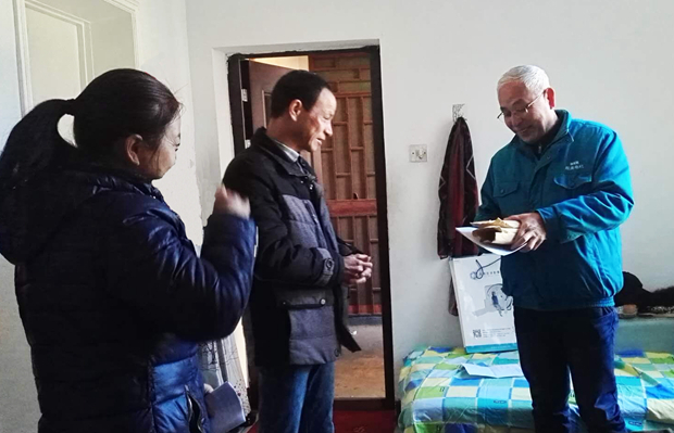 皖南電機(jī)工會(huì)主席將愛(ài)心捐款交給患病員工 皖南電機(jī)工會(huì)主席將愛(ài)心捐款交給患病員工