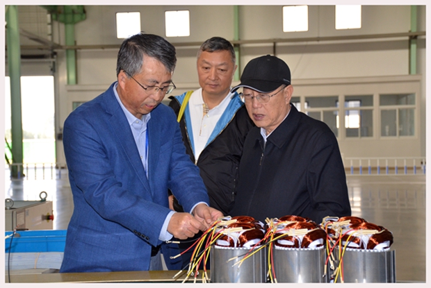 圖為中國(guó)機(jī)械工業(yè)聯(lián)合會(huì)特別顧問(wèn)蔡惟慈（右一）、上海電器科學(xué)研究所(集團(tuán))有限公司黨委書(shū)記鄒孟奇（中）在公司副總經(jīng)理孫躍（左一）的陪同下參觀皖南電機(jī)生產(chǎn)車(chē)間