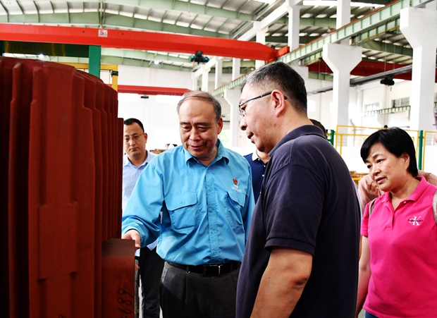 圖為公司黨委書記、副董事長管兵正在向校友介紹公司產(chǎn)品